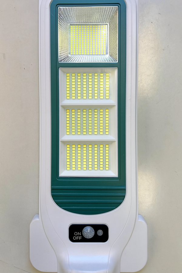 Lampada Solare LED 100W LEOVIN – Ricarica USB | Luce da Esterno con Pannello Solare Integrato | Illuminazione Potente per Giardino, Casa e Campeggio